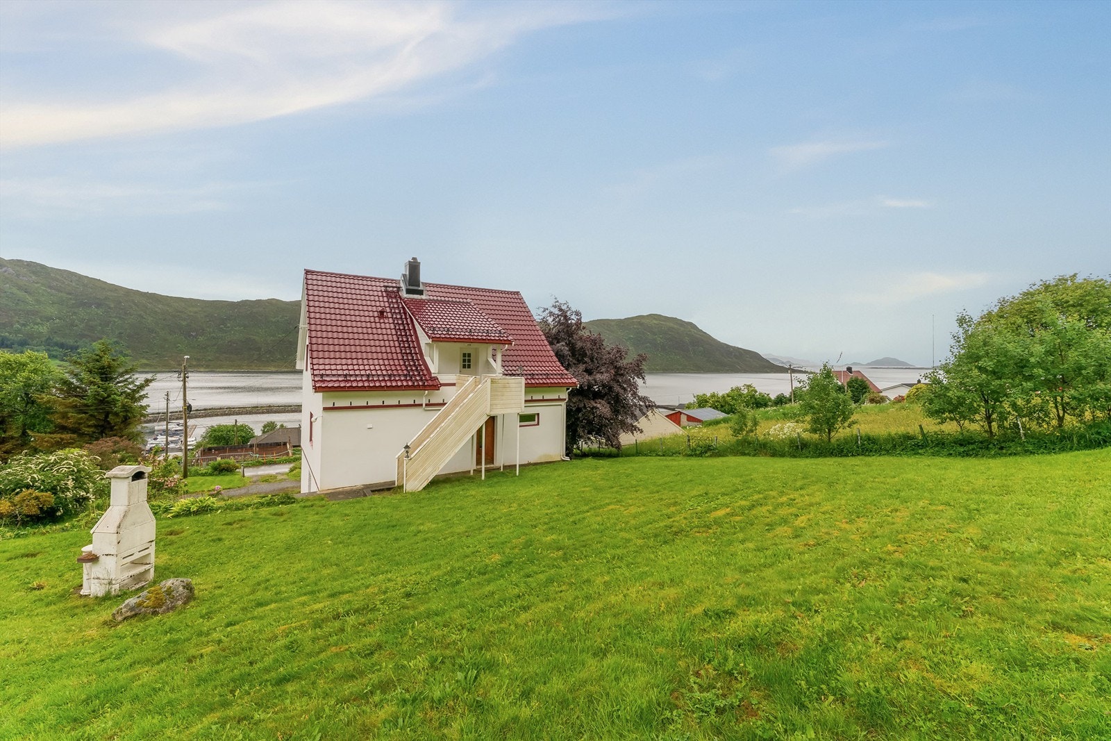 Stor hage med plen og busker Galleribilde