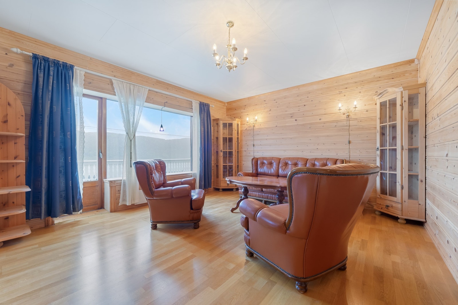 Stue med plass til flere sofagrupper Galleribilde