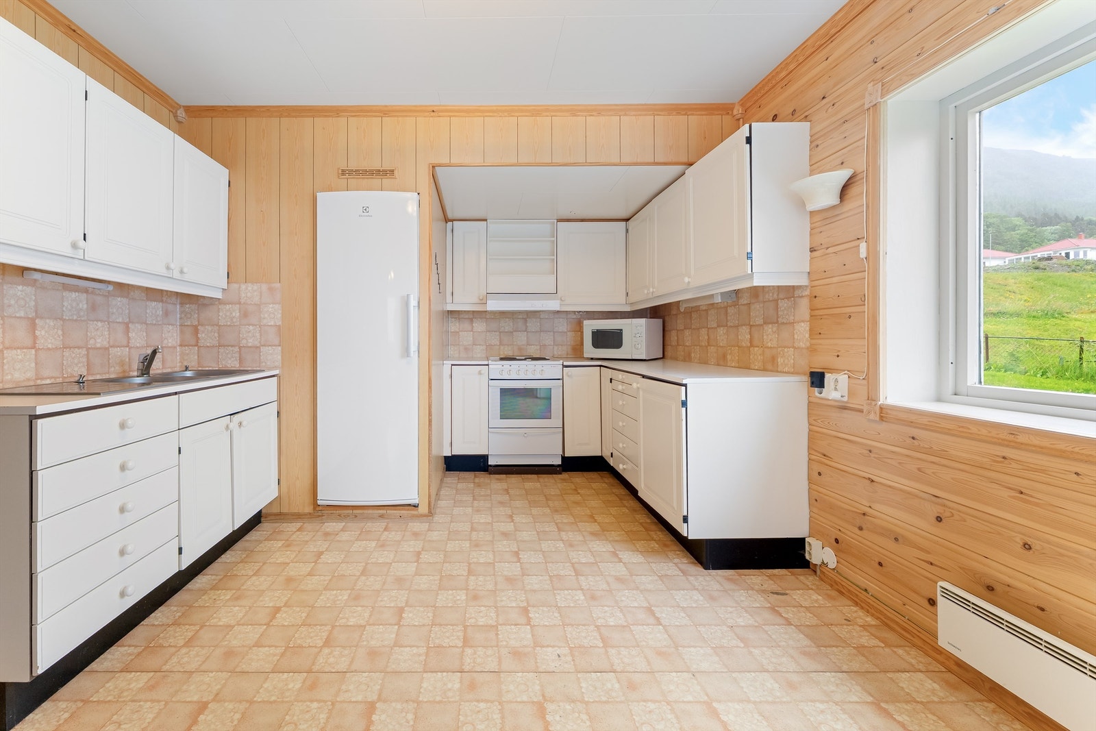 Kjøkken med rikelig med innredning. Galleribilde