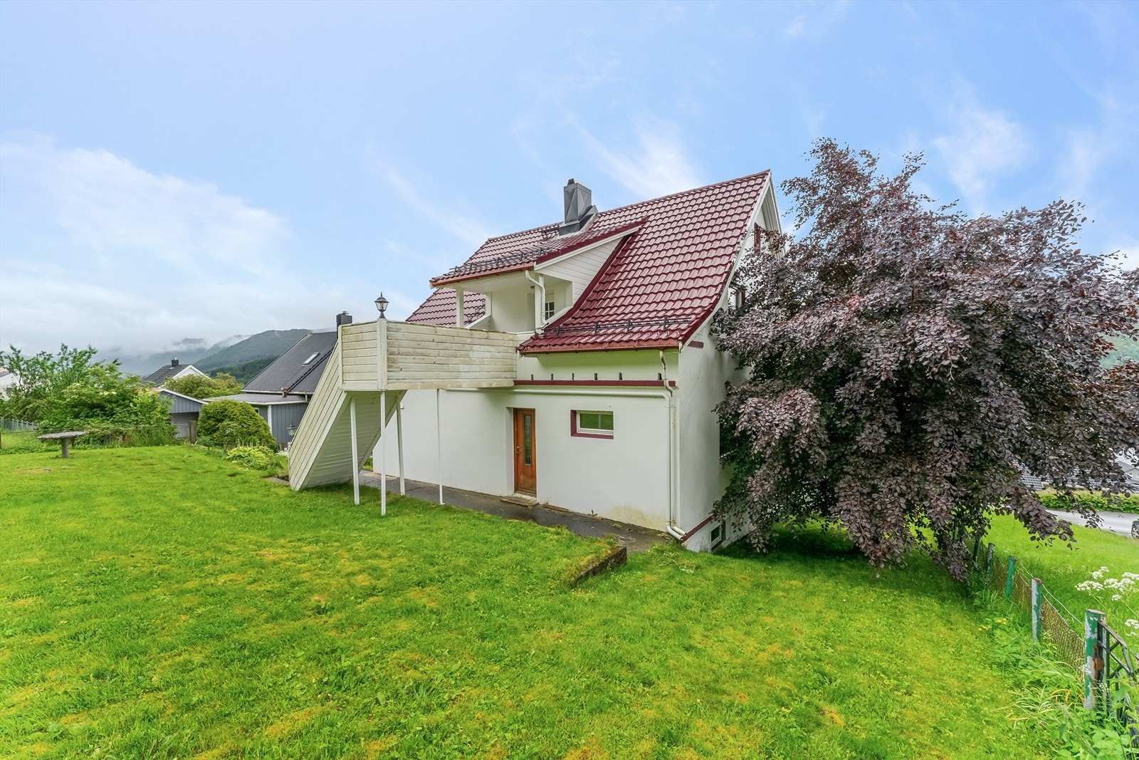 Inngang til leilighet i toppetasjen. Galleribilde