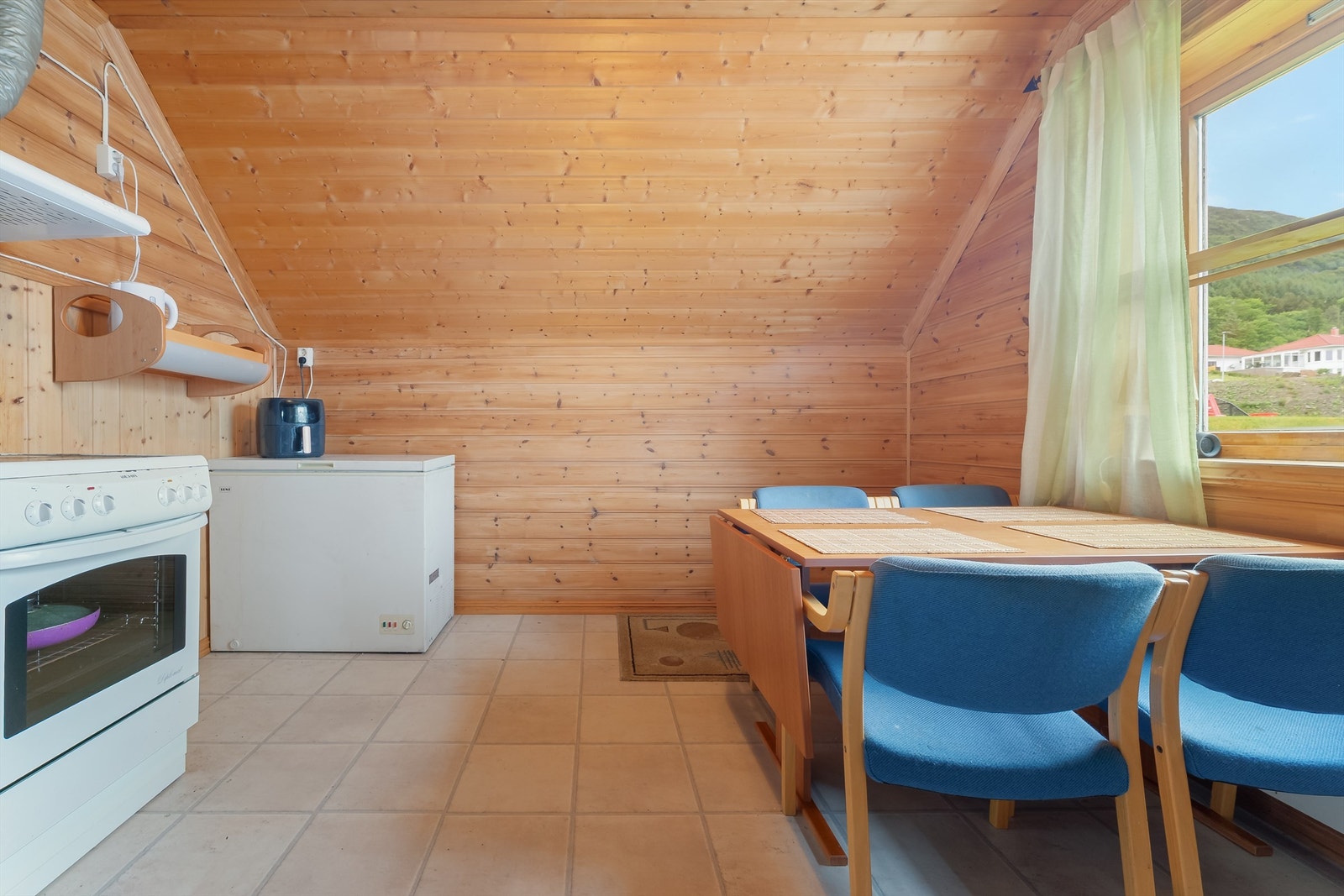 Utleiedel i 2. etg. med stue, soverom, bad og kjøkken. Galleribilde