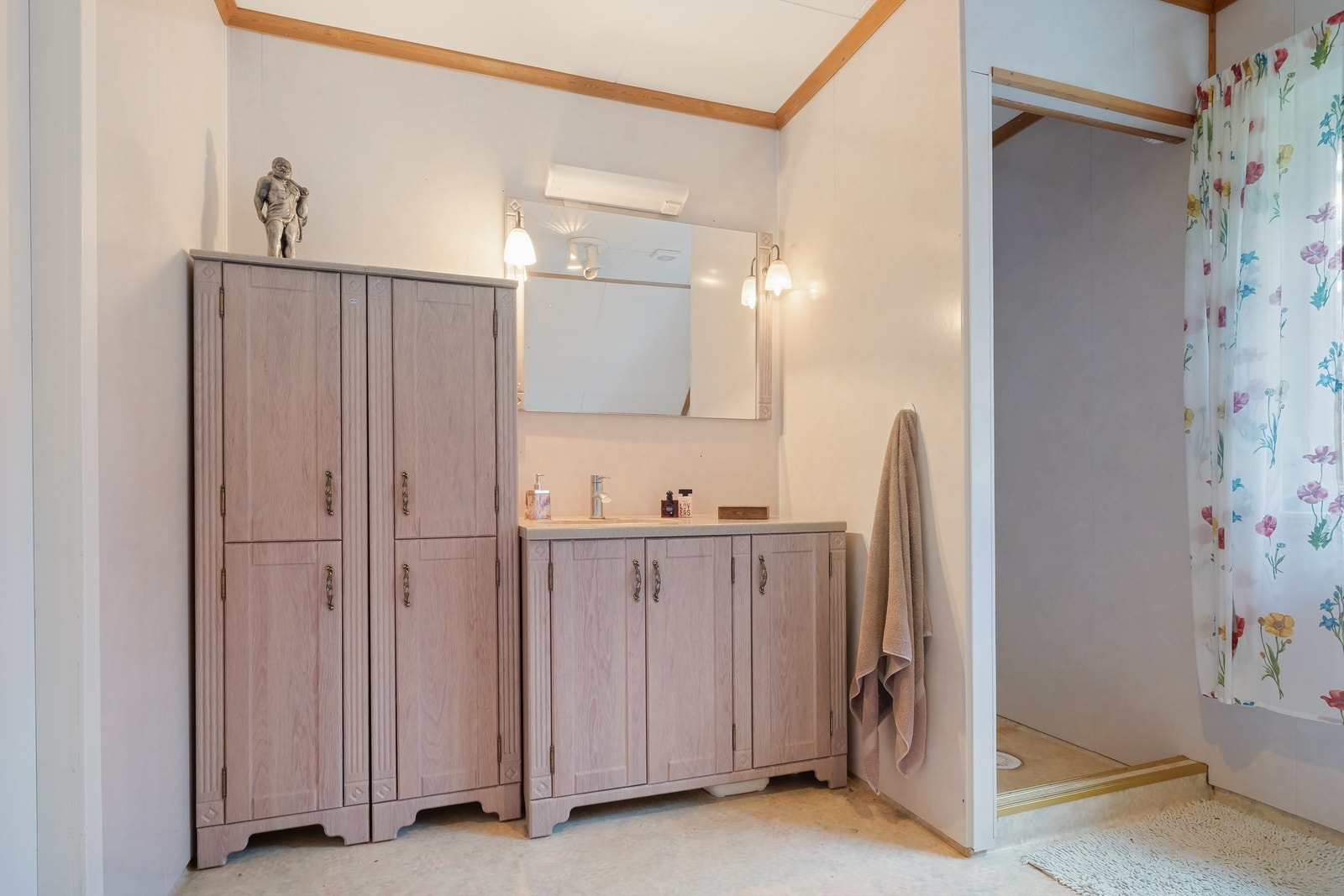 Utleiedel i 2. etg. med stue, soverom, bad og kjøkken. Galleribilde