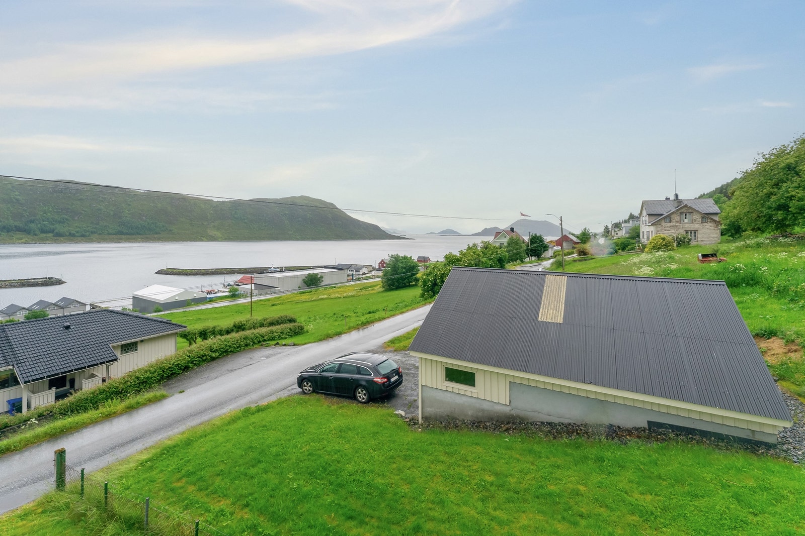 Utsikt mot fjorden Galleribilde