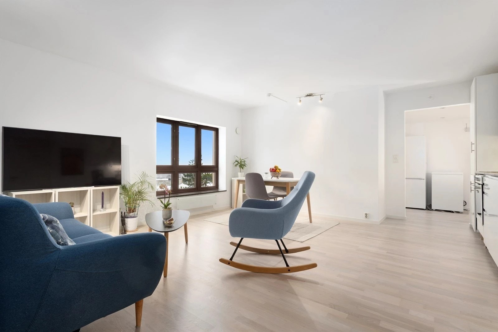 Leiligheten har en romslig stue med plass til sofa samt ytterligere møblering. Galleribilde