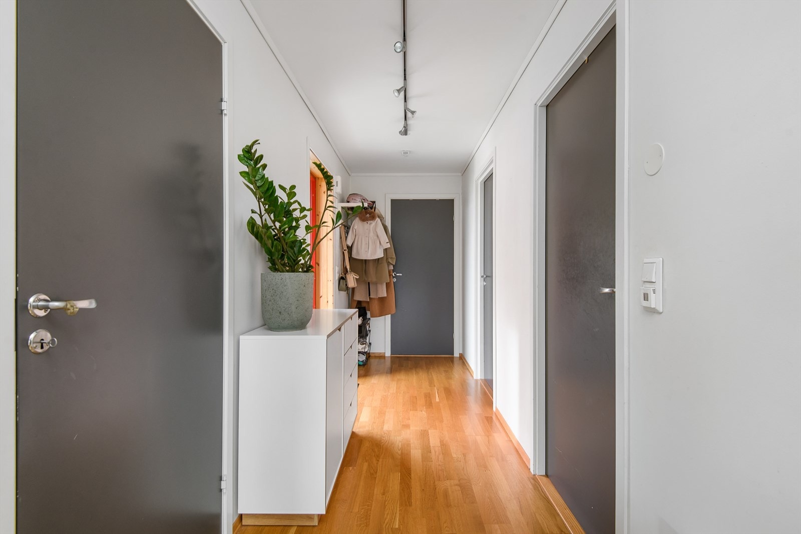 Det er en gjennomført og helhetlig stil i boligen med lyse og tidløse overflater. Galleribilde