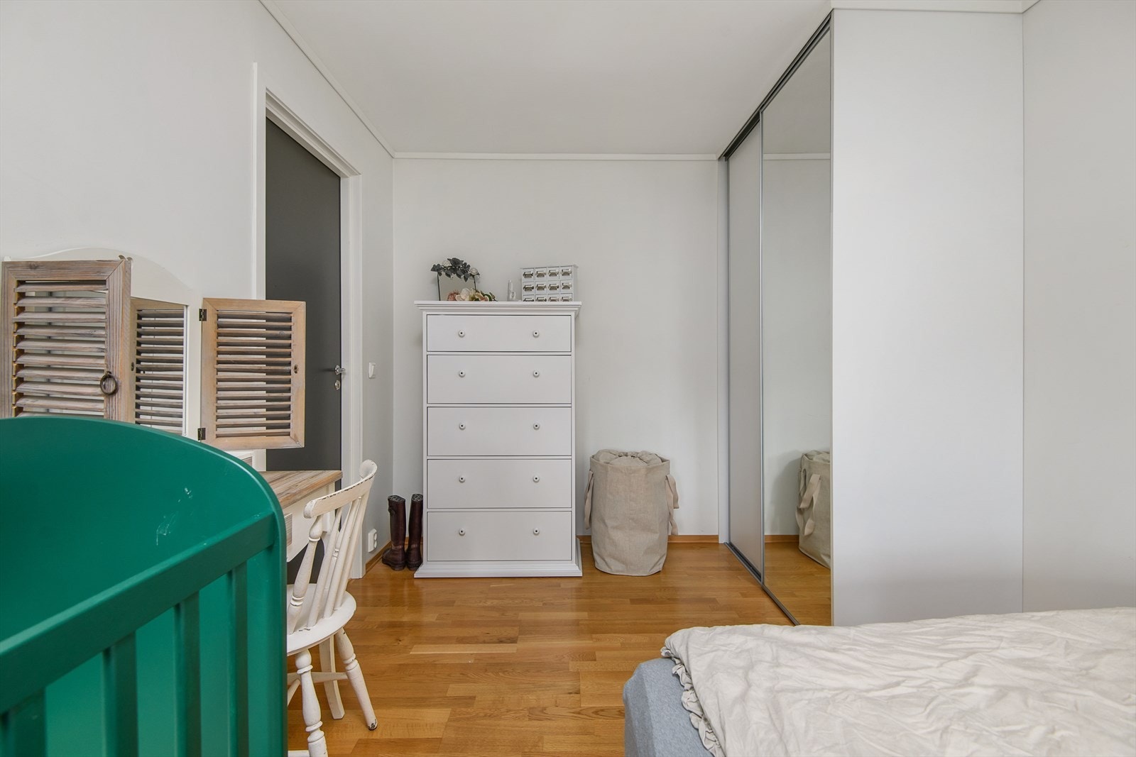 Soverom 2 med skyvedørsgarderobe, plass til dobbeltseng og oppbevaringsmøbler. Galleribilde