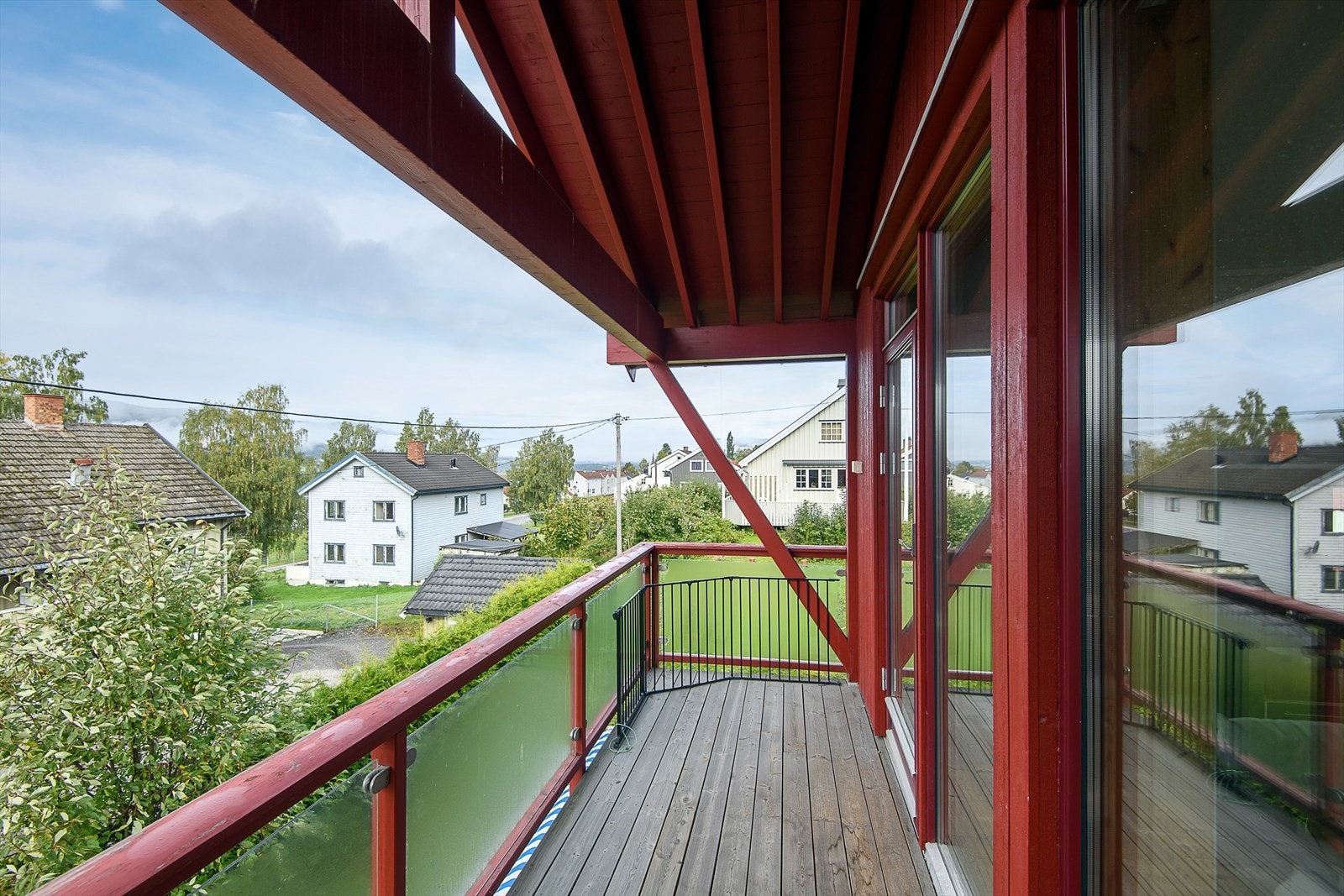 Balkongen er delvis overbygget og har utgang fra stue. Galleribilde