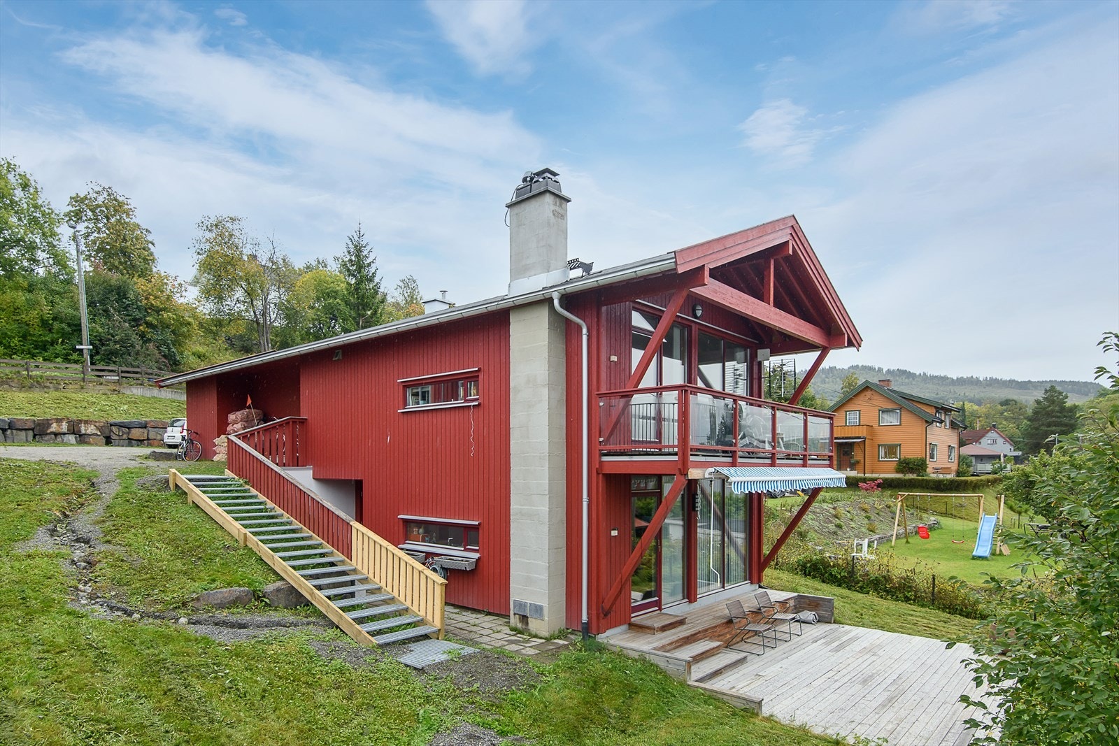 Trapp ved inngangen og ned til leiligheten i underetasjen. Galleribilde