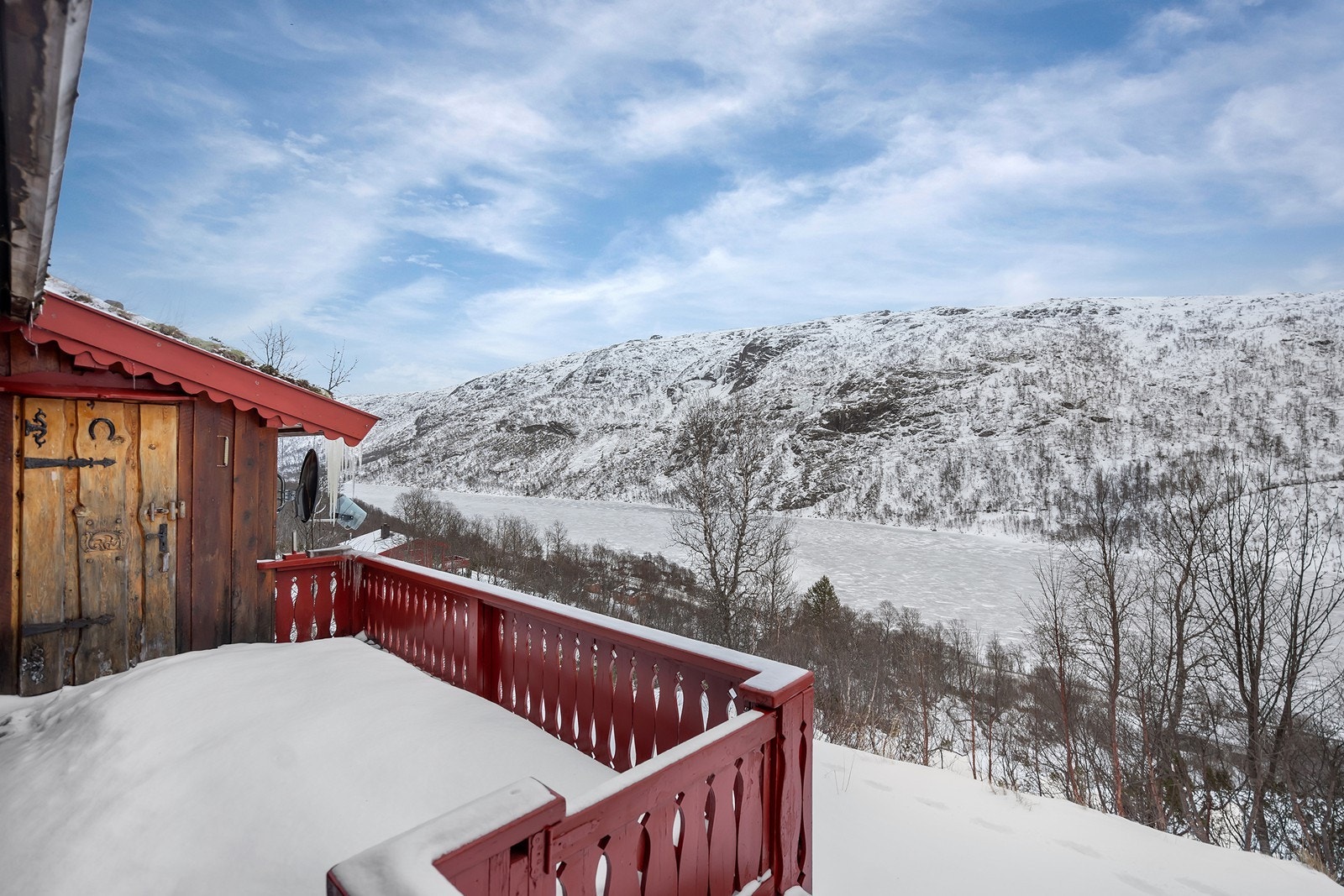 FIn utsikt over fjell og dal Galleribilde