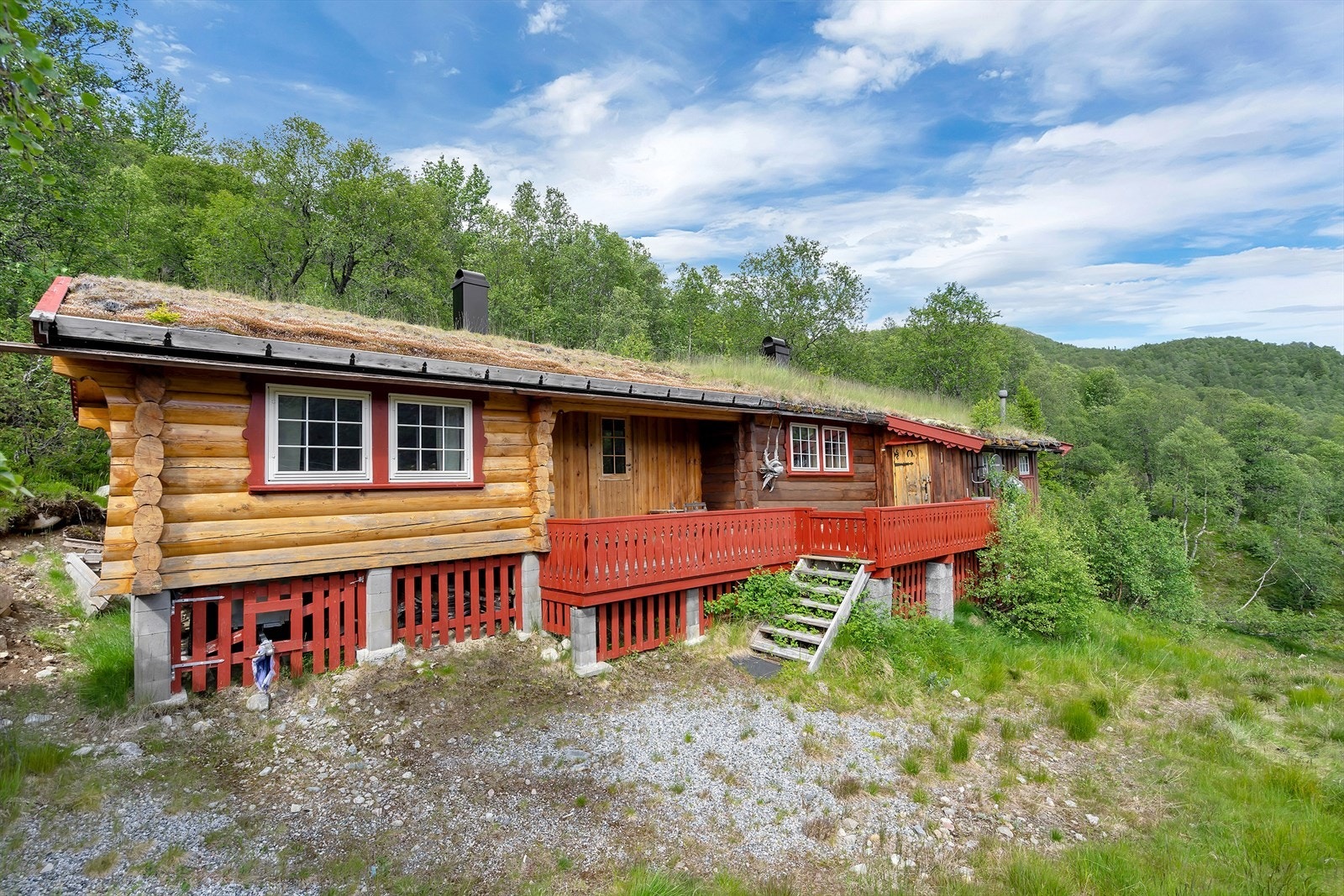 Sjarmerende hytte i naturskjønne omgivelser. Fin utsikt, rolig beliggenhet, ideell for rekreasjon og avslapning. Galleribilde
