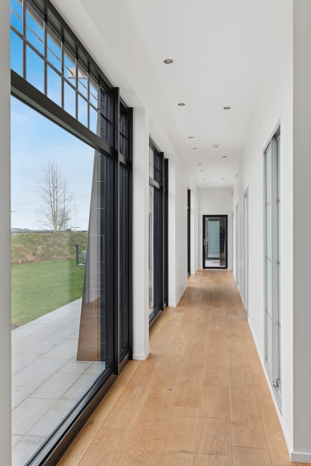 Soveromsgangen har direkte inngang til alle tre soverommene i 1. etasje og egen dør ut mot hagestuen. Galleribilde