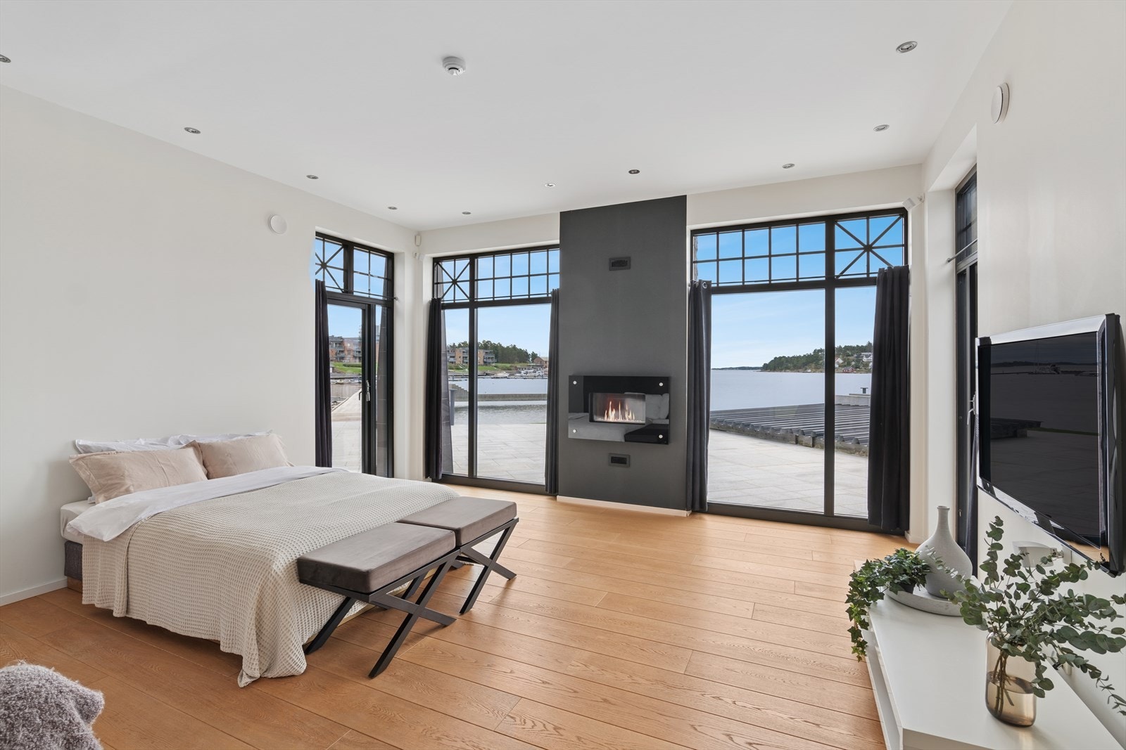 Soverom 3 med gasspeis og dirkete adkomst til basseng- og uteområdet. Rommet har en takhøyde på 3,1 meter. Galleribilde