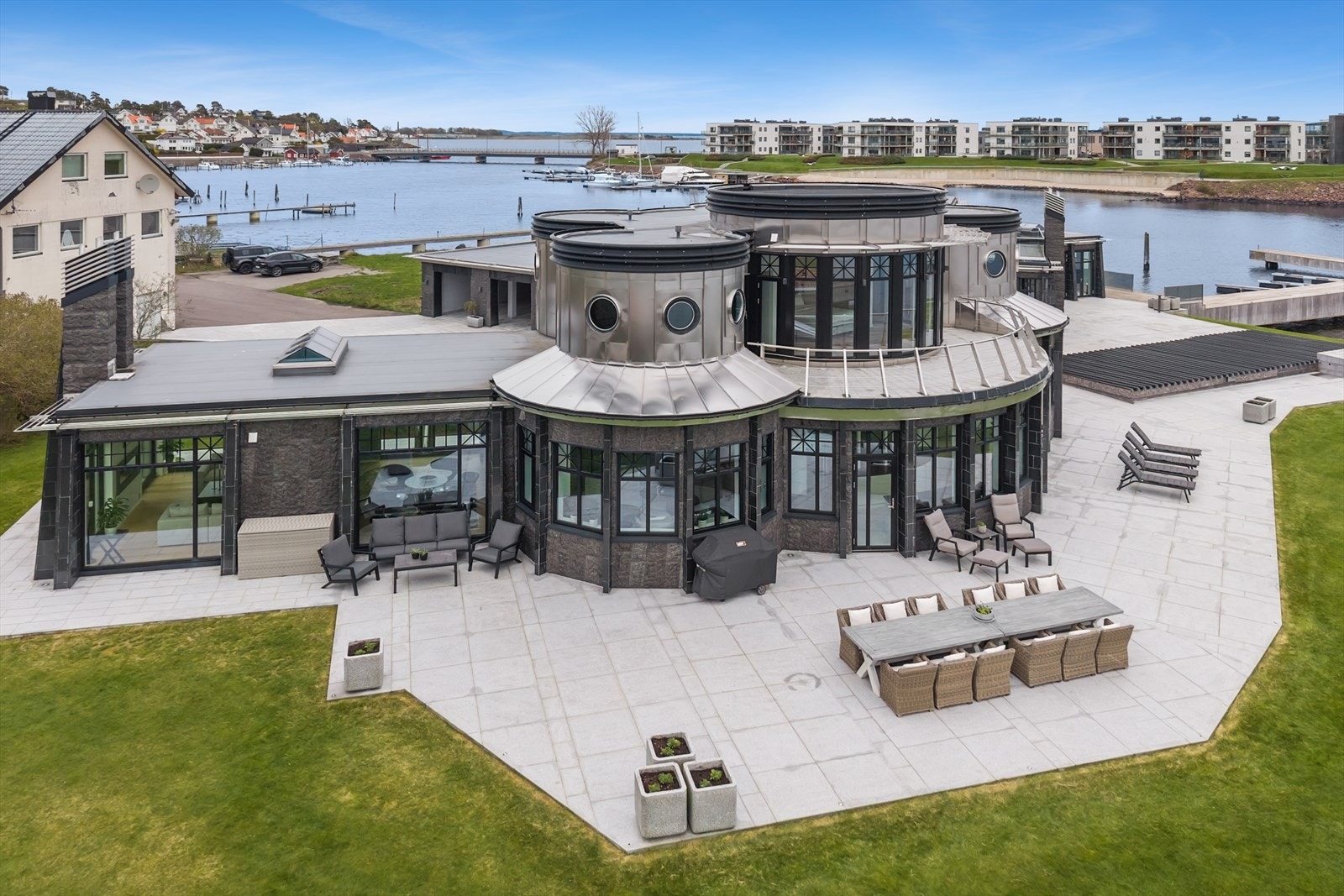 Stålveien 11B har et karakteristisk utrykk og er en av Tønsbergs mest særegne boliger tegnet av arkitekt Finn Sandmæl. Galleribilde