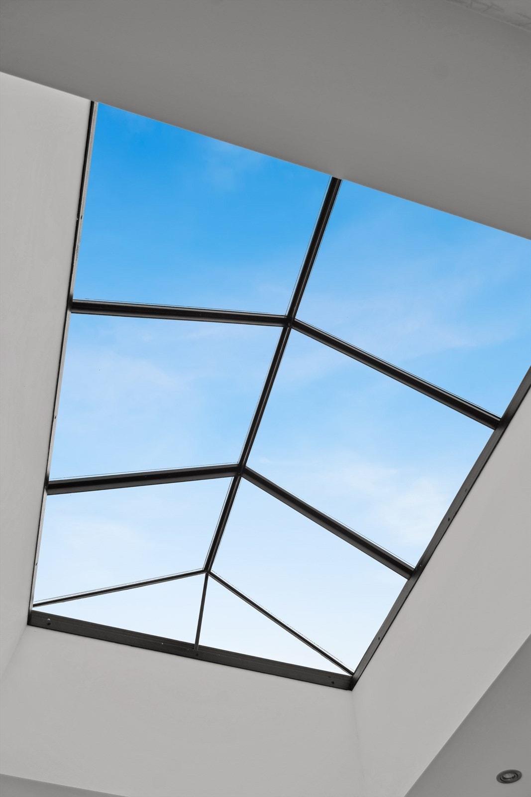 Takvinduer er installert i stue, 2 soverom og ett baderom for å optimalisere lysforholdene inn til boligen. Galleribilde