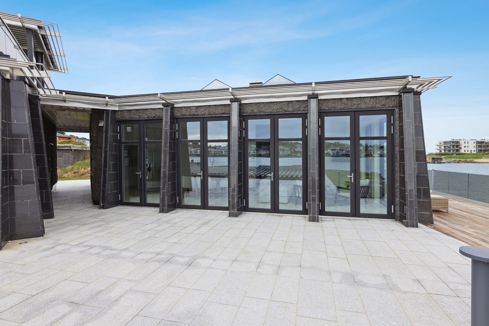 Sommerstuen gir mulighet for å nyte utsikten samtidig som du sitter inne. Galleribilde