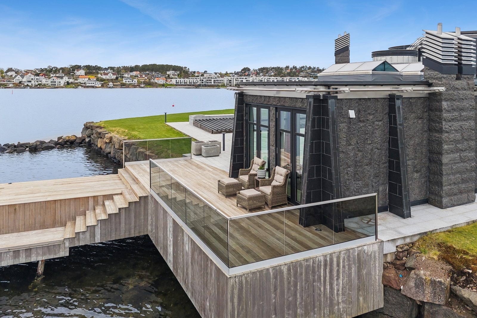 Her har du bademulighet og båtplasser på egen brygge like utenfor sommerstuen Galleribilde