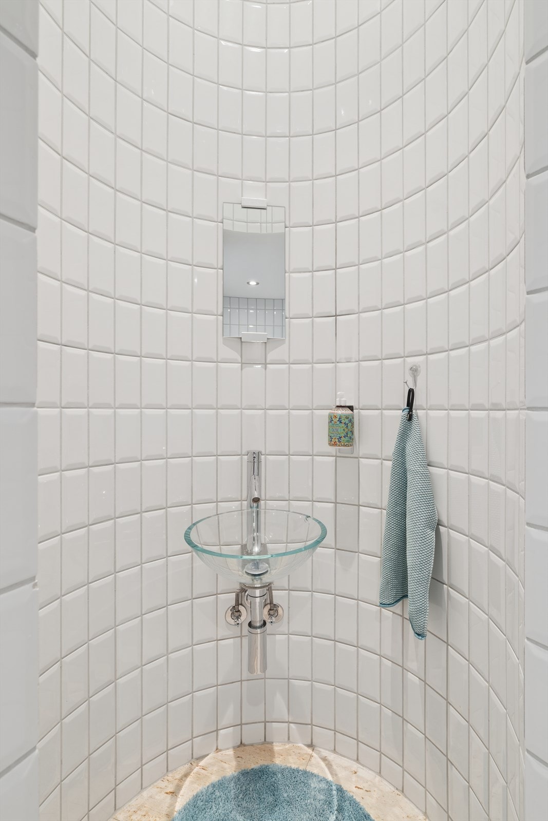 Lekre buede former er gjennomgående i hele kjernen i huset. Galleribilde