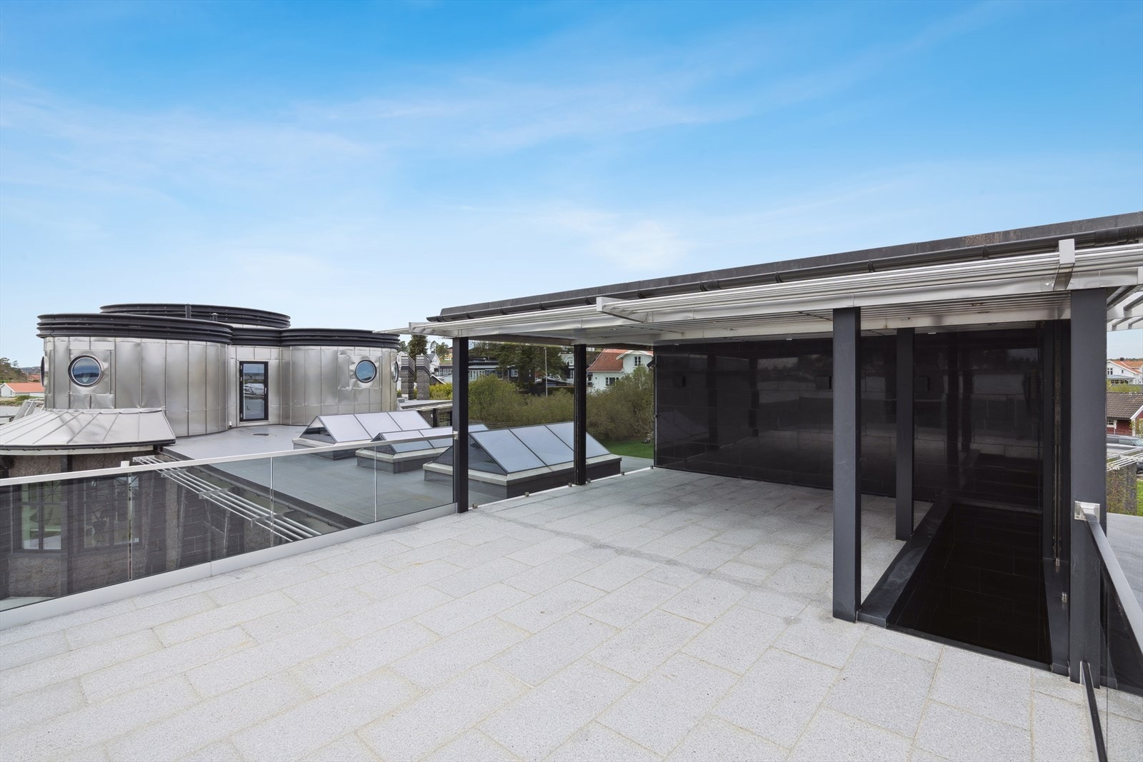 Takterrasse med granitt fliser og overbygg for sol- og vind skjerming. Galleribilde