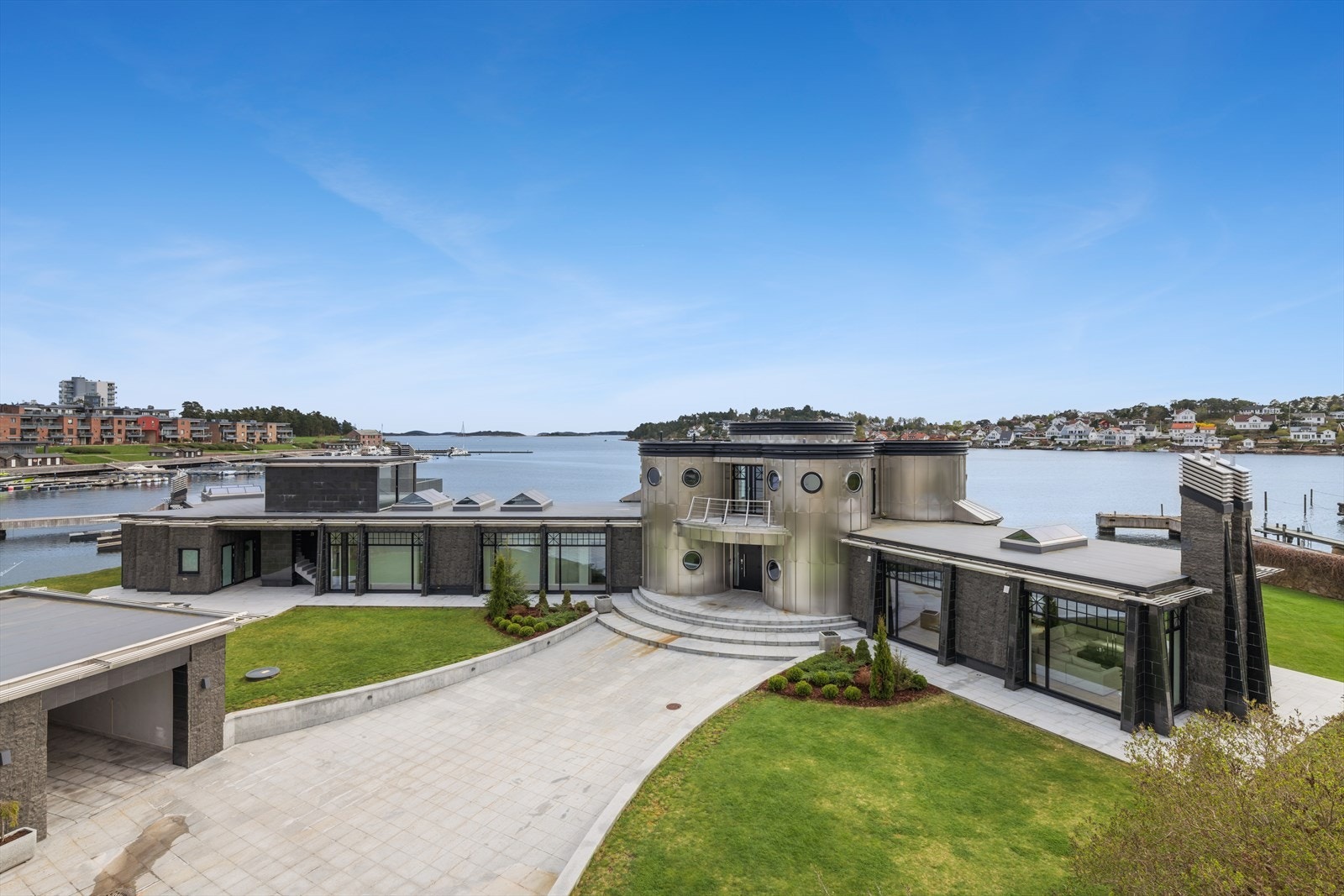 Boligen er på BRA 495 kvm - Huset har 3 nivåer på gulvet inne for å optimalisere utsikt og trivsel og det er glass langs hele fasaden mot sjøen som kan sees fra alle rom. Galleribilde