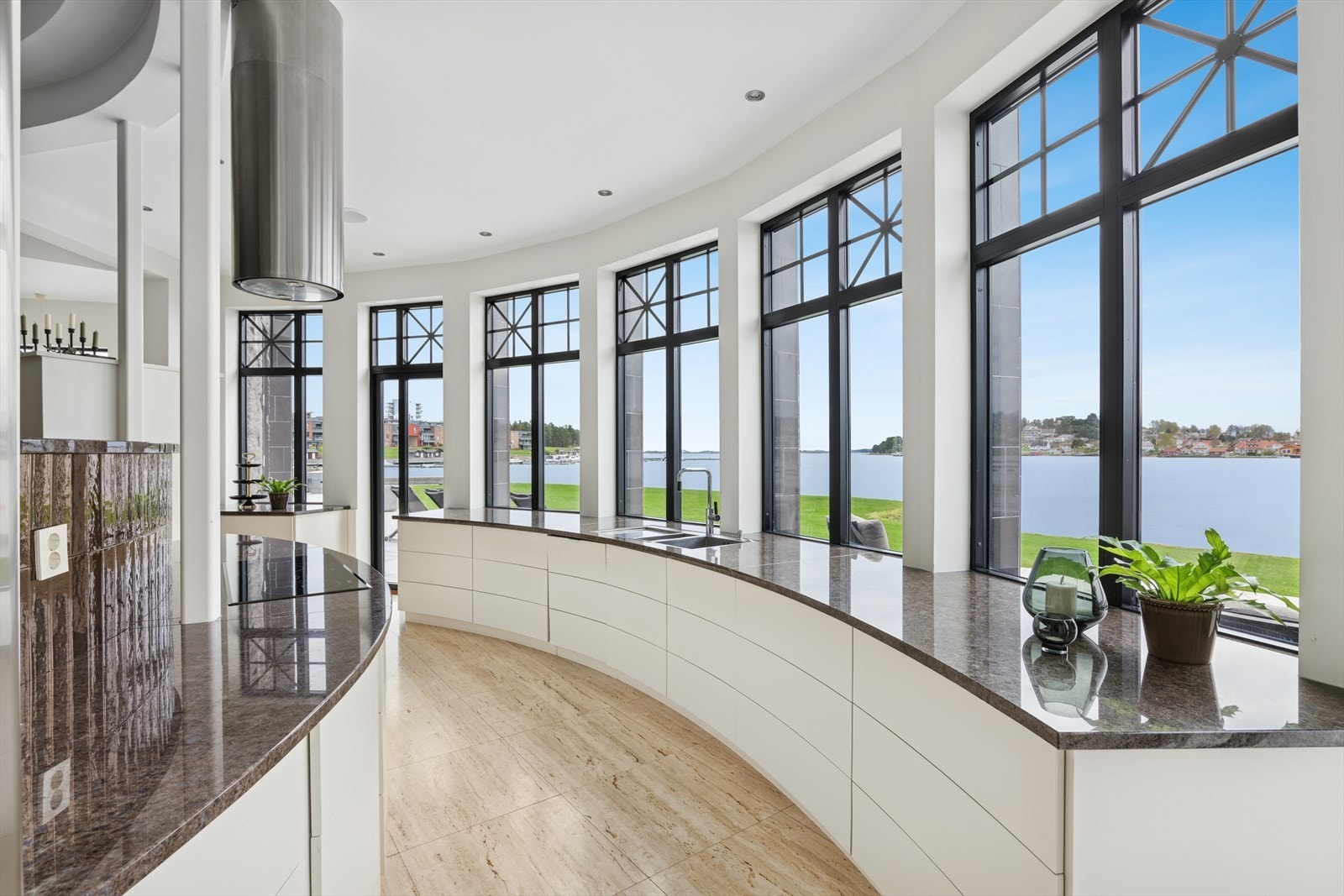 Nydelig utsikt fra kjøkkenet mot sjøen og uteområdet. Galleribilde