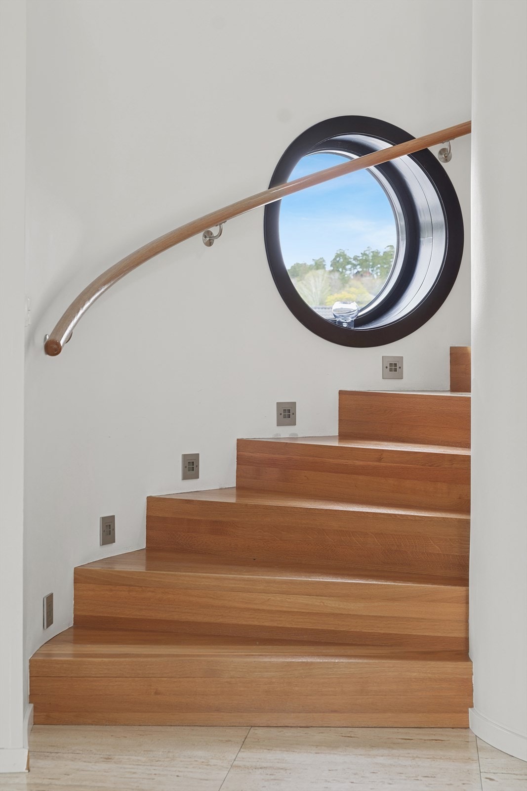 Eiketrinn og koøyevindu i trappen. Galleribilde