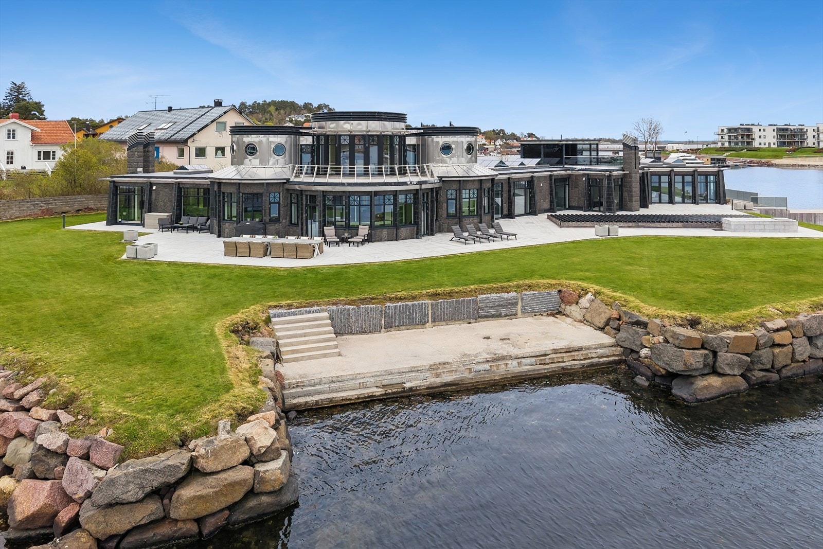 Fantastisk eiendom med ca 110 meter strandlinje, badeplass og brygge. Galleribilde
