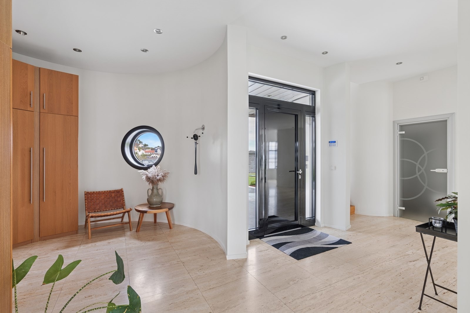 Velkommen inn! Hallen er lekkert innredet med Travertin Naturstein 60 x 60 cm polert og god garderobeplass. Galleribilde