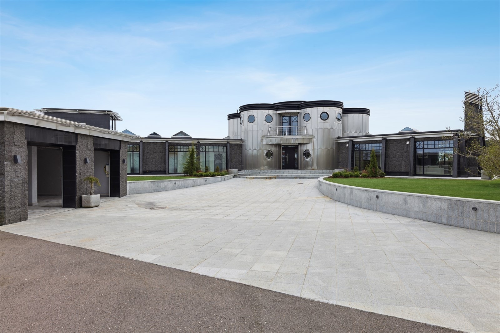 Stålveien 11B har et karakteristisk utrykk og er en av Tønsbergs mest særegne boliger tegnet av arkitekt Finn Sandmæl. Galleribilde