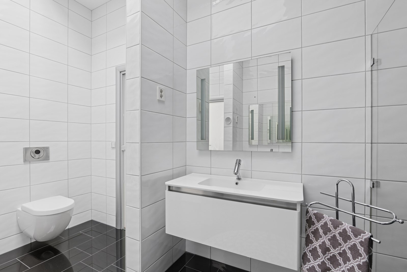 Baderom med vegghengt toalett. Galleribilde