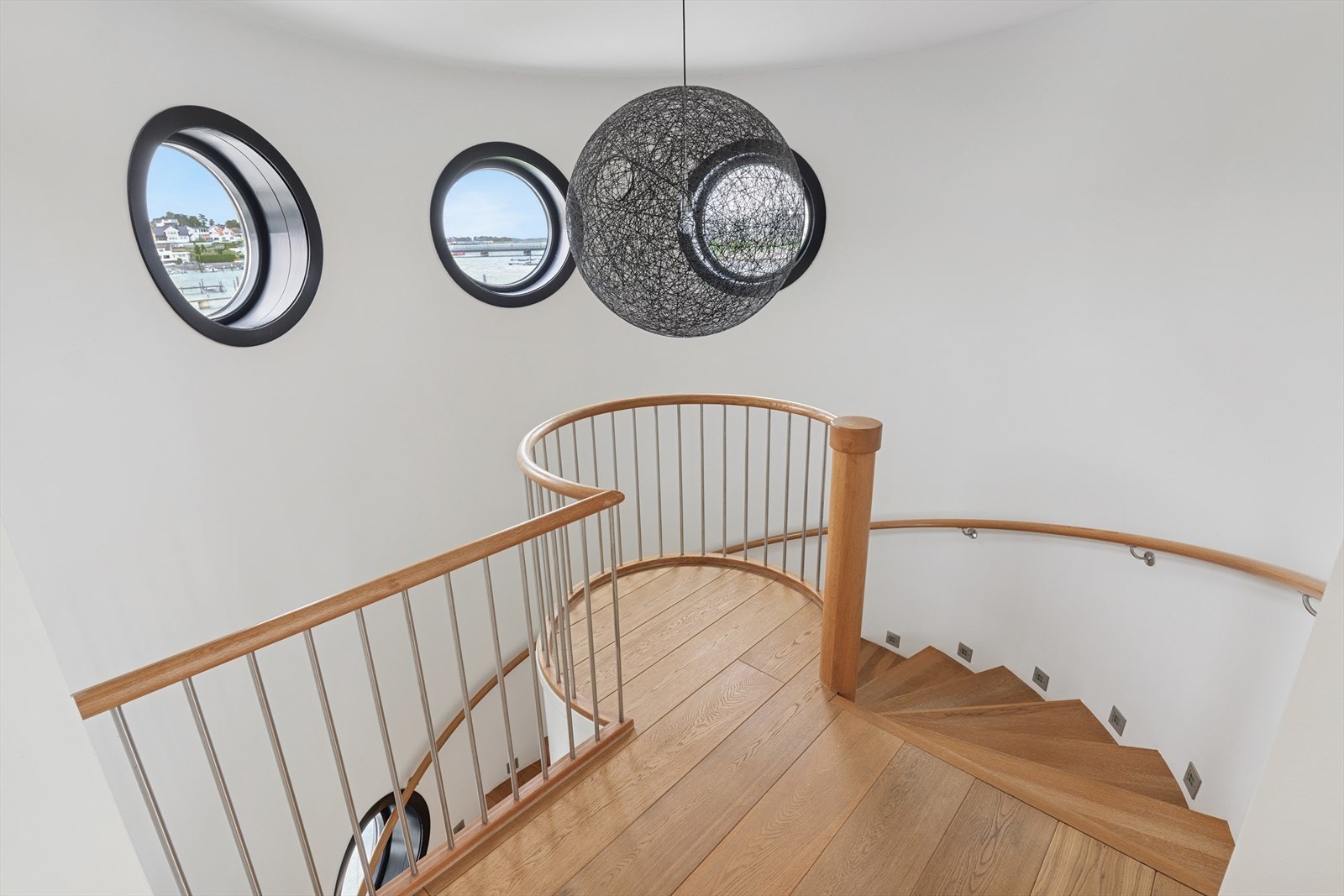 I boligens 2. etasje er det lekkert hellimt eikegulv i alle rom bortsett fra våtrom. Galleribilde