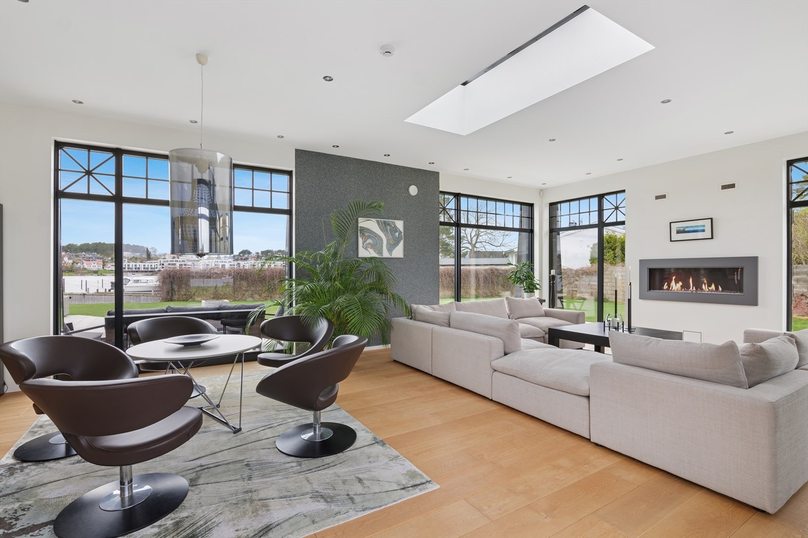 Lun og hyggelig sofasone med god plass til ulike sittesoner. Gasspeisen sørger for hygge og varme til de kalde dagene. God og luftig takhøyde på 3,1 meter Galleribilde