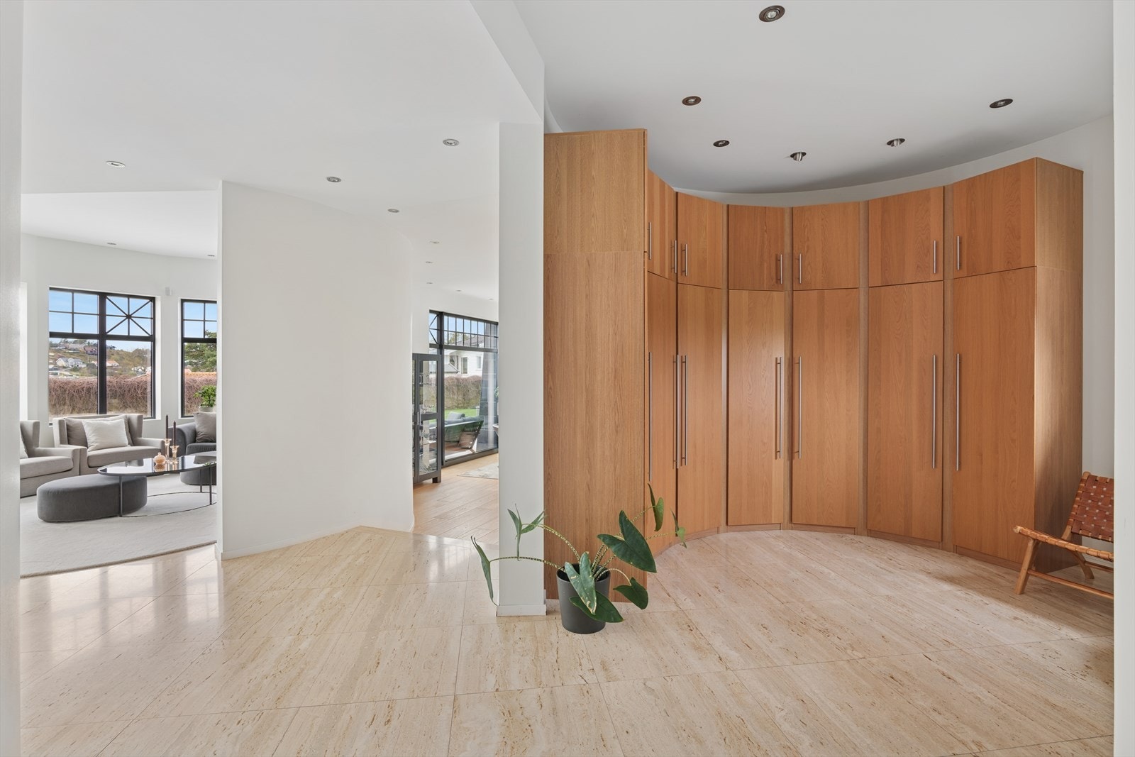 Spesialtilpasset garderobeløsning i buet form. Galleribilde