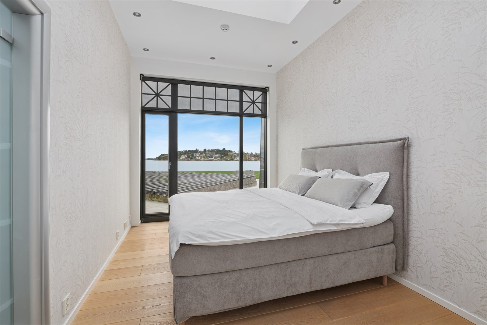 Soverom med adkomst til ute- og bassengområdet. Rommet har en takhøyde på 3,1 meter og flott takvindu. Galleribilde