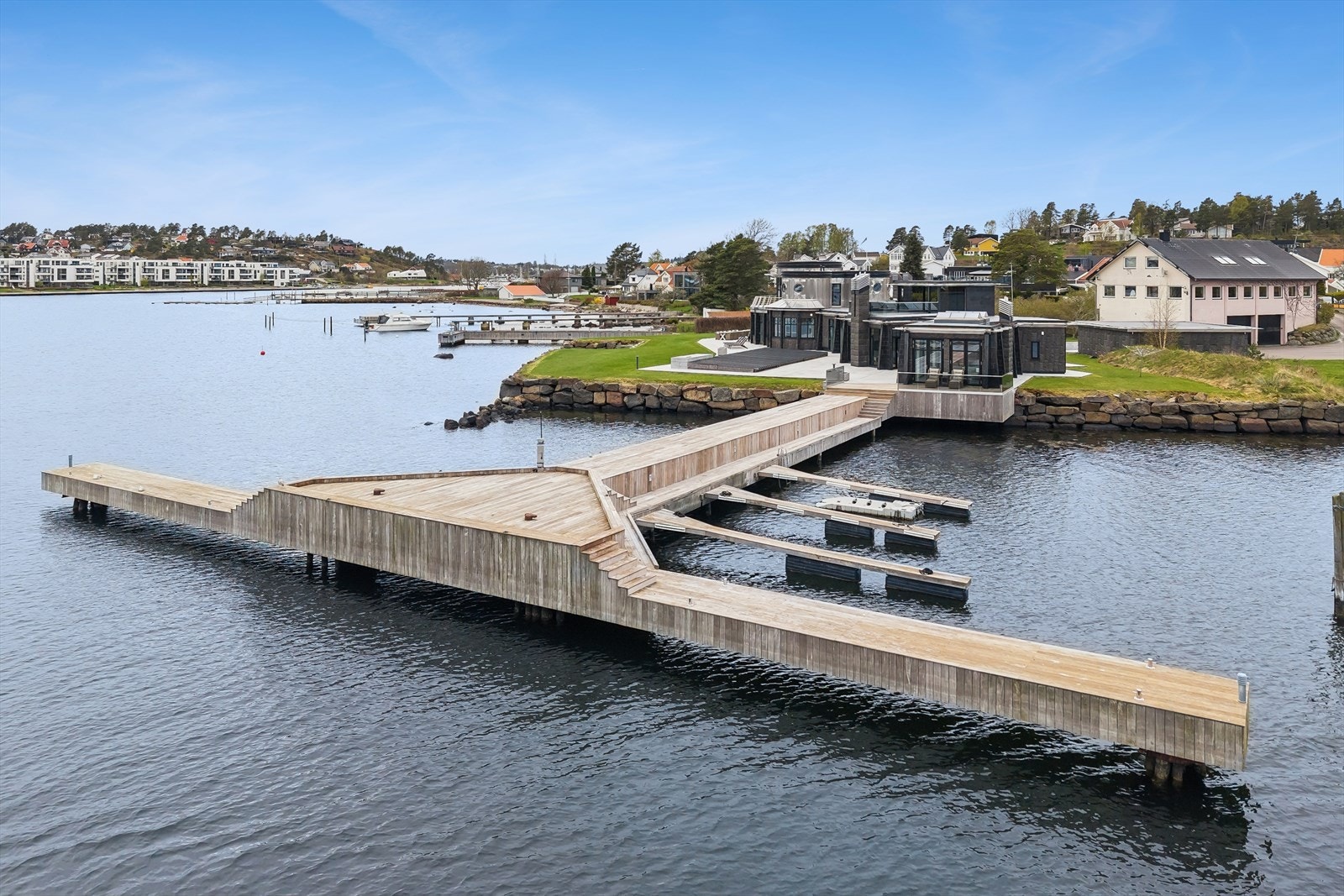 Boligen ligger vakkert til i sjøkanten i et nydelig område på Husvik. Galleribilde