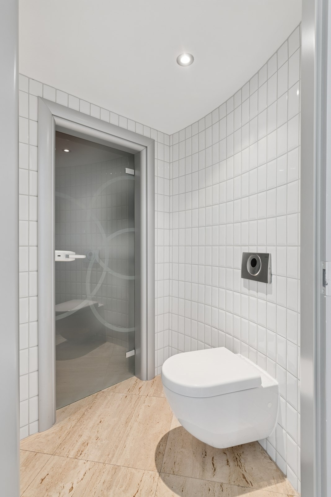 Separat toalettrom under trapp til 2. etasje. Dør inn til teknisk rom. Galleribilde