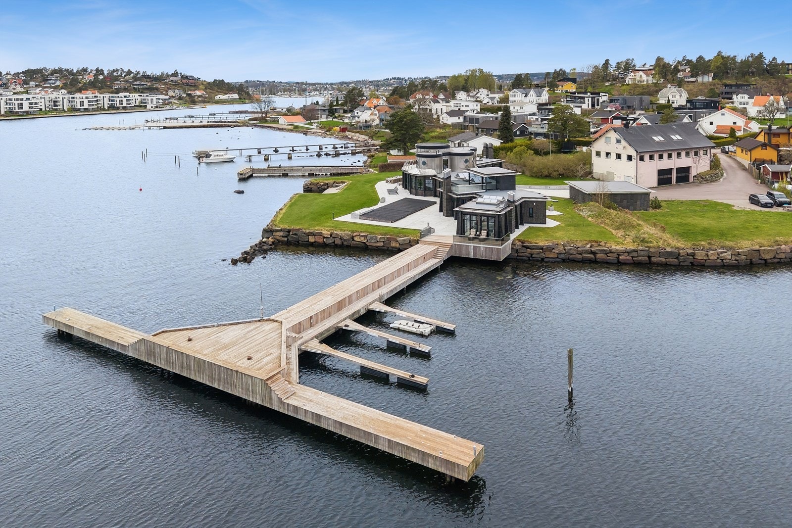 Tilhørende dypvannsbrygge som strekker seg ca. 38 meter utover, hvorav den ytre delen er ca. 36 meter lang. Dybde ca 4,5 meter Galleribilde