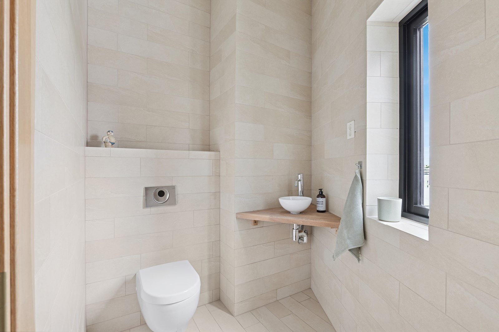 Lekkert toalettrom med vegghengt toalett. Galleribilde