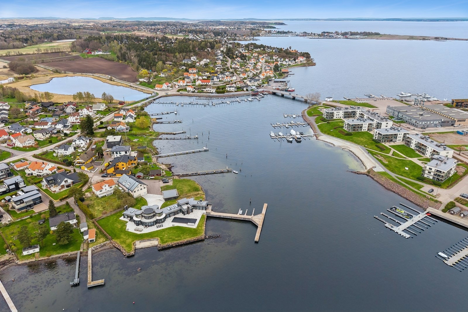 Eiendommen ligger meget flott til med ca 110 meter strandlinje. Galleribilde