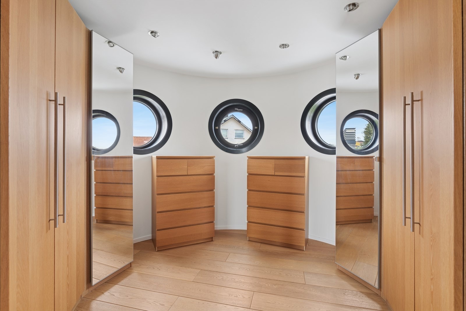 Garderoberom med rikelig garderobeplass. Galleribilde