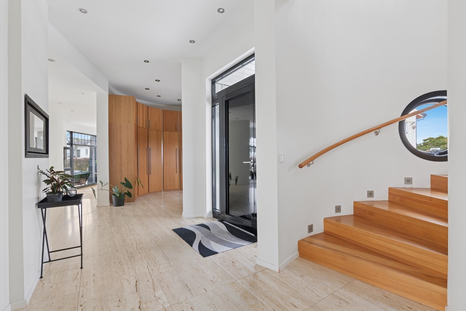 De buete formene og koøyevinduer gir et maritimt utrykk i hallen og trappegangen. Galleribilde