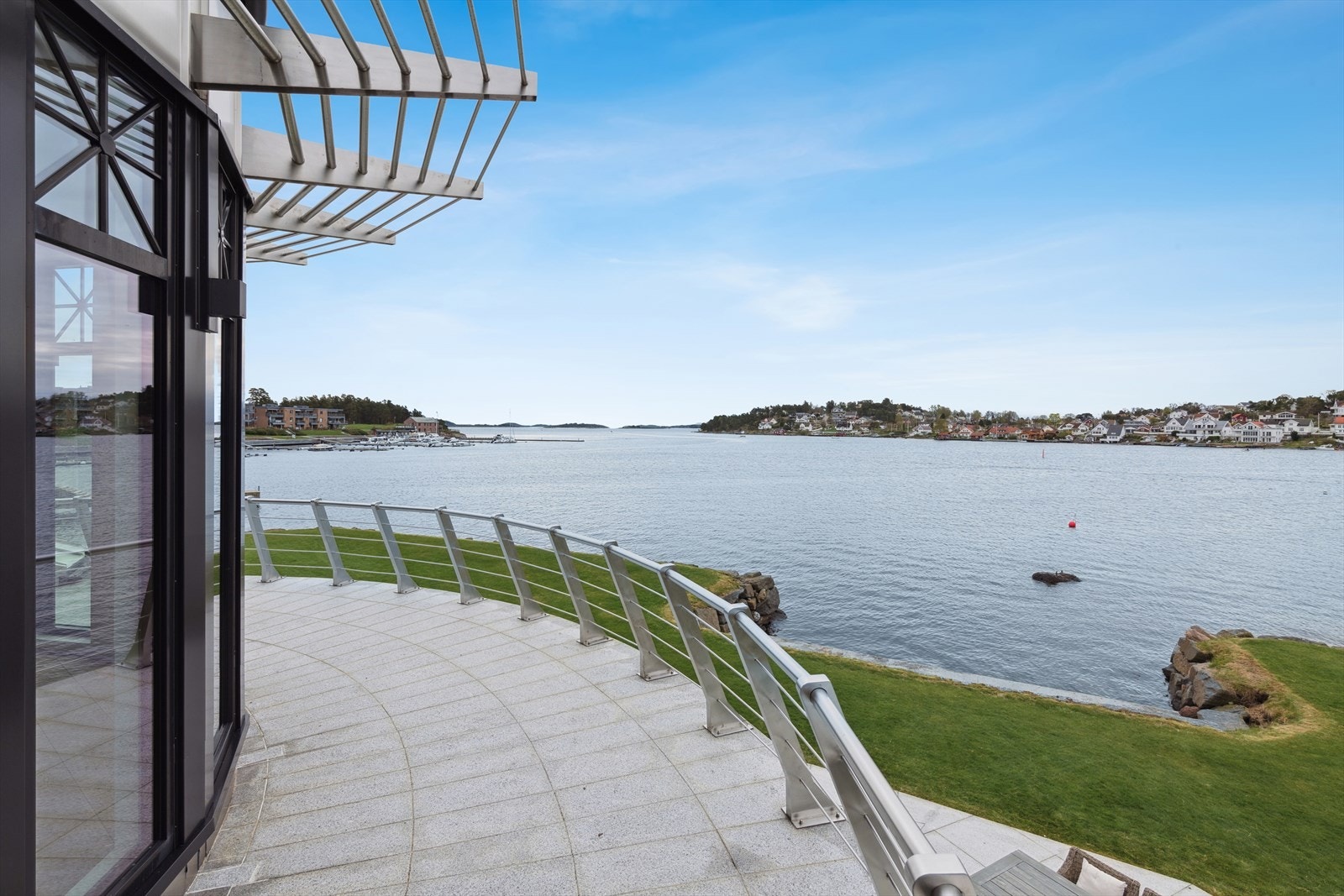 På balkongen på utsiden av soverommet er det flott utsikt utover og ned på egen badeplass. Galleribilde