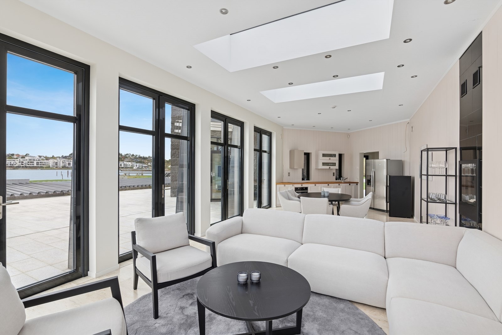 Sommerstuen er innredet med kjøkkenkrok, spisestueplass og sofakrok. Galleribilde