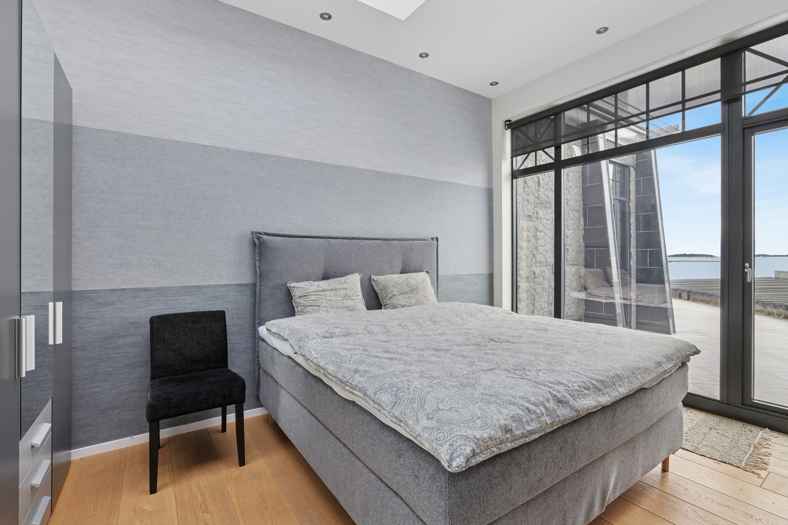 Soverom 2 også med utgang til ute- og bassengområdet. Rommet har en takhøyde på 3,1 meter og flott takvindu. Galleribilde