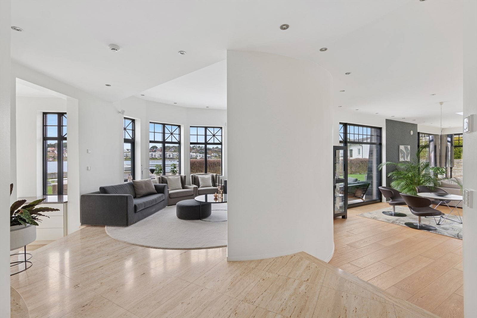 Stuen er inndelt i flere soner, alle med flott utsikt. Galleribilde