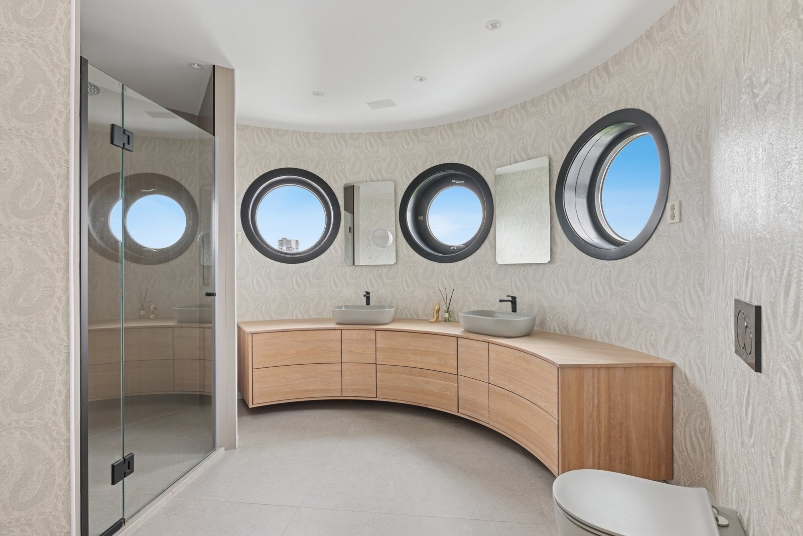 Baderom med koøyevinduer, dobbel servant og dusjrom. Galleribilde