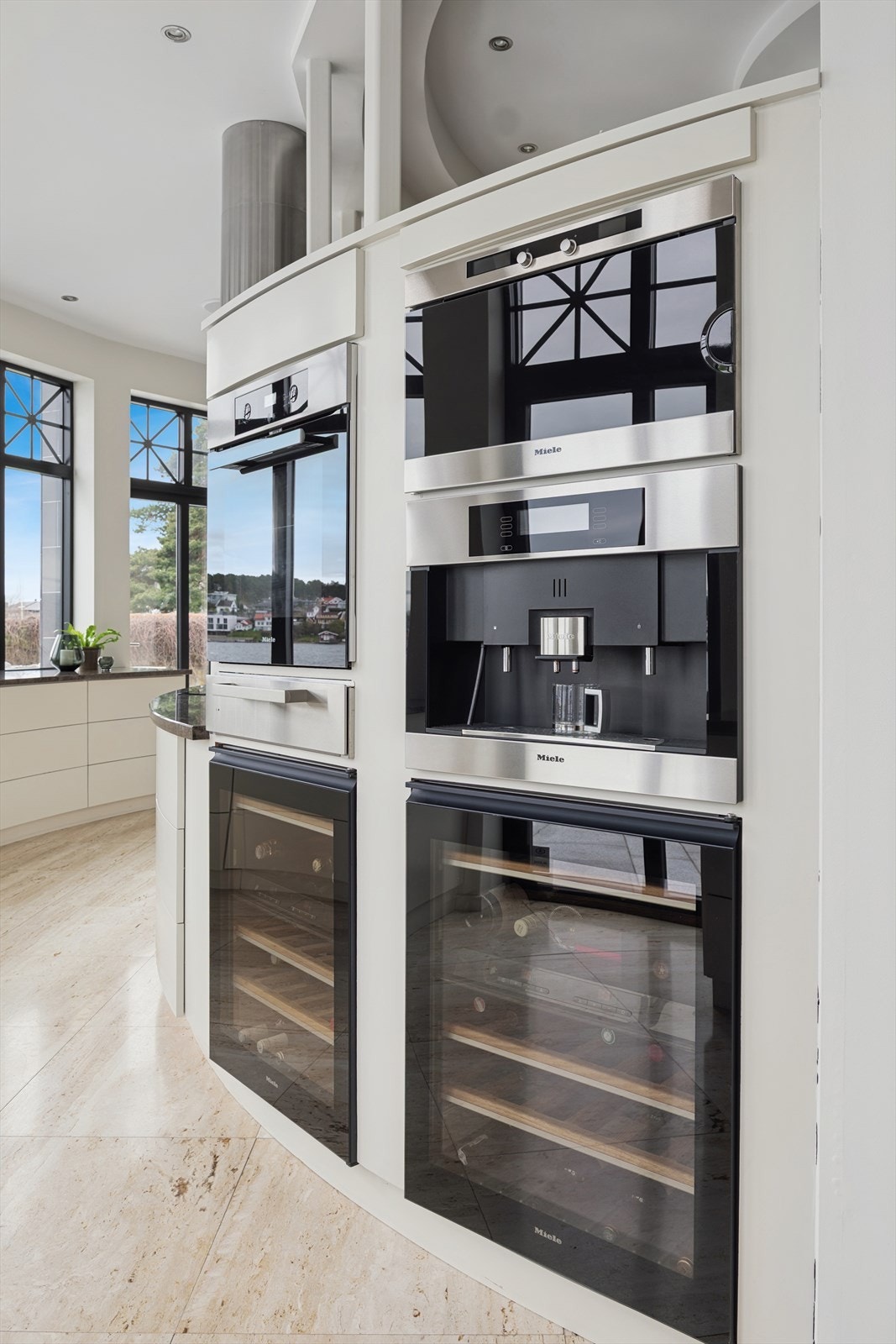 Påkostet innredning med integrert kaffemaskin, vinskap, stekeovn og dampovn. Galleribilde