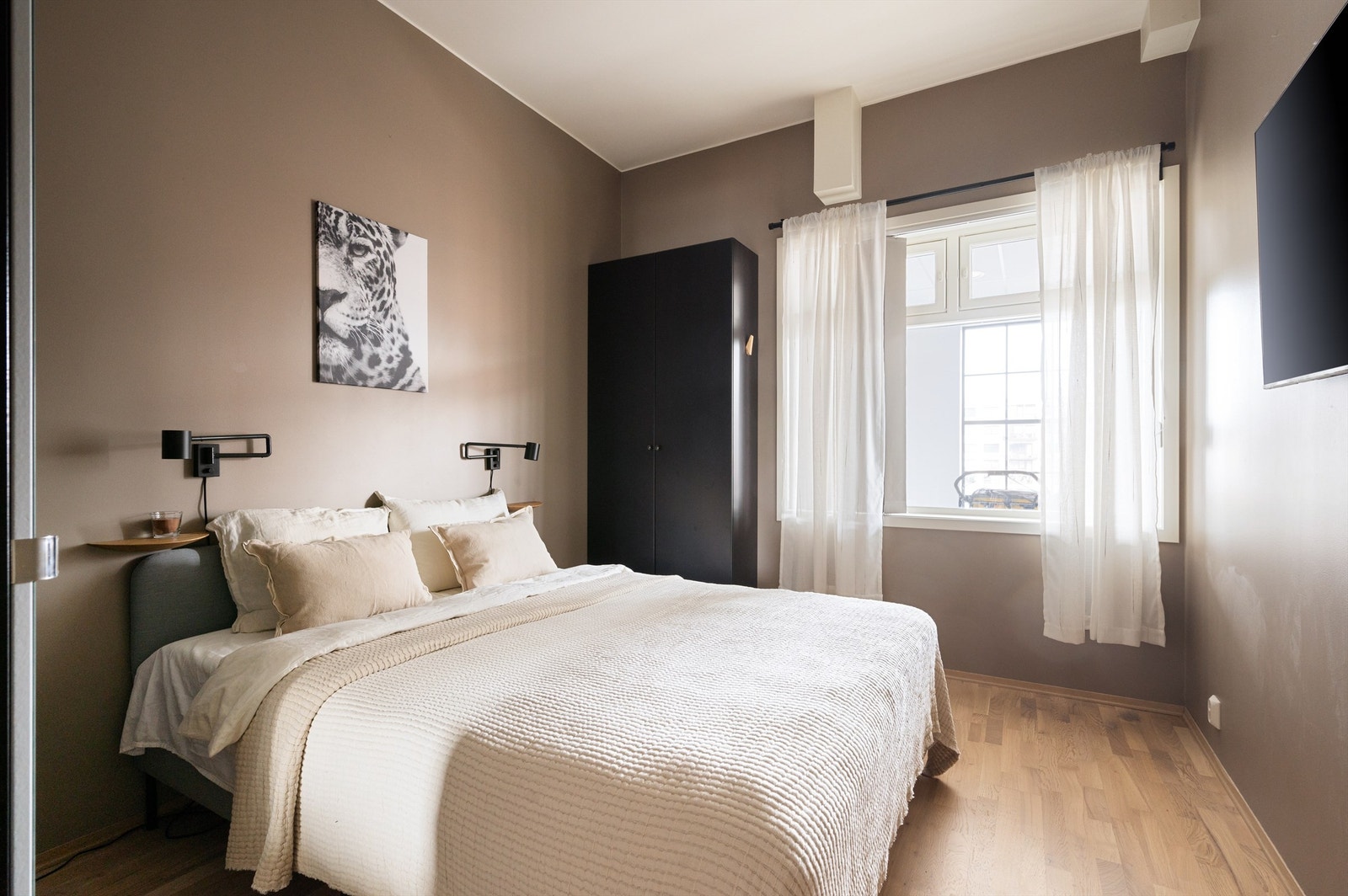 Hovedsoverommet er av god størrelse og kan enkelt innredes med dobbeltseng og tilhørende nattbord. Galleribilde