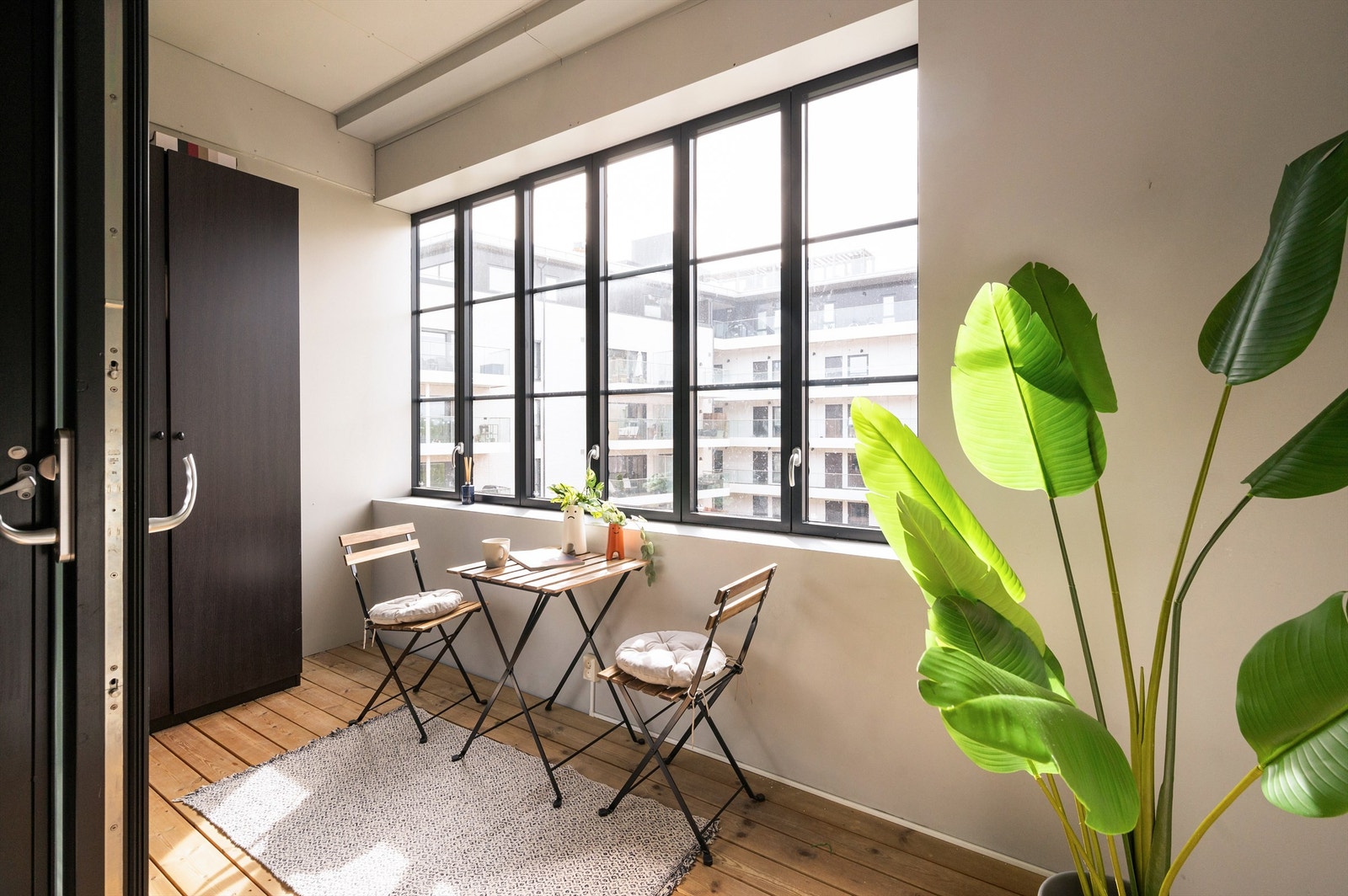 Her er det med andre ord god plass til å innrede med en hyggelig sittegruppe der årets varme, og ikke fult så varme dager kan nytes. Denne er virkelig spesiell og fungerer like godt i alle årstider. Galleribilde