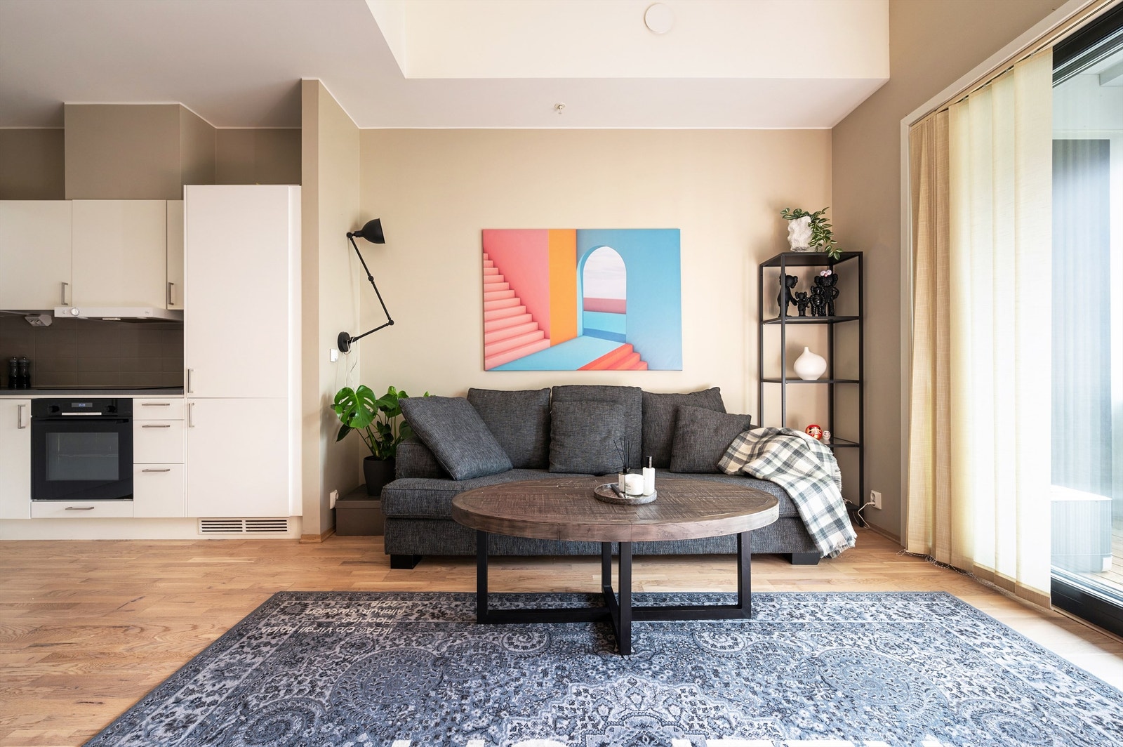 Det er store vindusflater som slipper inn rikelig med lys og som bidrar til å skape en luftig følelse i leiligheten. Galleribilde