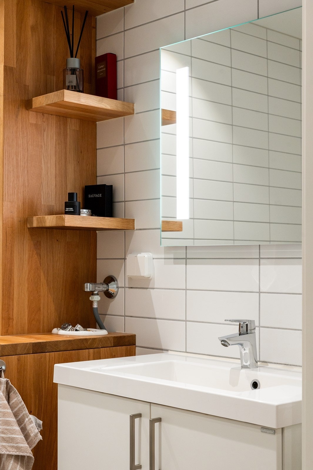 Baderomsinnredningen består av vegghengt servantinnredning med nedfelt servant. Over servanten er det et fint speil med belysning. Galleribilde